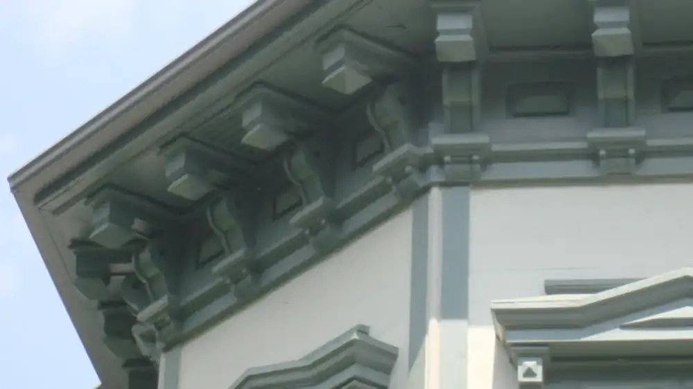 Roof overhang extending past an exterior wall, casting runoff away from the siding below